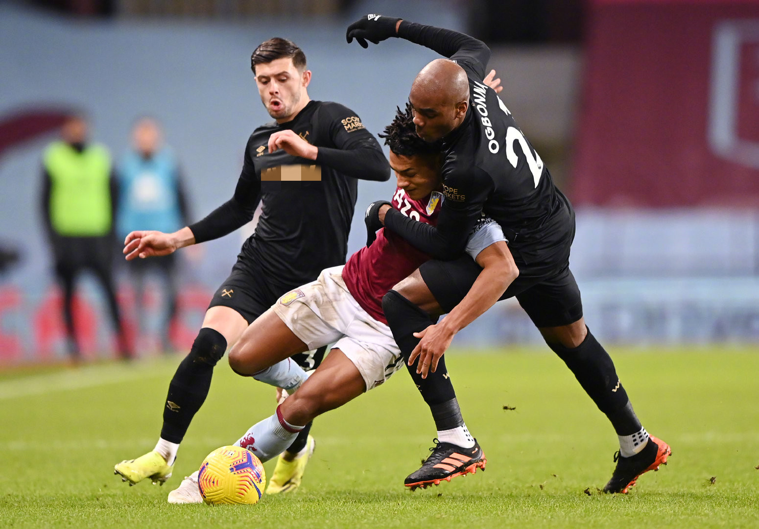 比赛开始前，两队球员为若塔默哀.